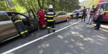 Accident în lanţ pe Valea Oltului / Cinci mașini implicate, opt răniţi, patru persoane transportate la spital