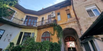 Două dintre cele mai impunătoare clădiri din Oradea își vor recăpăta strălucirea cu aproape 3 milioane lei . Printre ultimele nereabilitate din centru