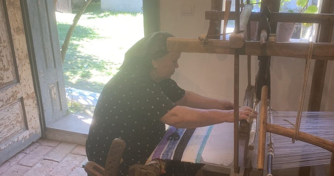 Șezătoare în curtea bunicii designerului Dorin Negrău. Ograda Anii Luchi din Husasău de Tinca în circuitul Nopții Muzeelor la Sate