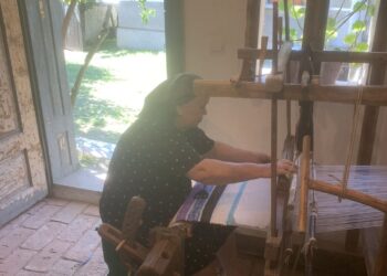 Șezătoare în curtea bunicii designerului Dorin Negrău. Ograda Anii Luchi din Husasău de Tinca în circuitul Nopții Muzeelor la Sate