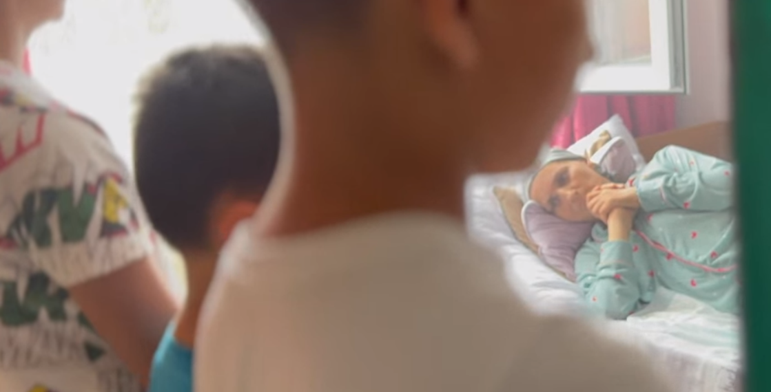 GALERIE. Ștei-orașul faptelor bune. Casă pentru mama bolnavă de cancer cu 7 copii și soțul nevăzător a căror cămin a ars