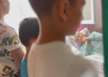 GALERIE. Ștei-orașul faptelor bune. Casă pentru mama bolnavă de cancer cu 7 copii și soțul nevăzător a căror cămin a ars