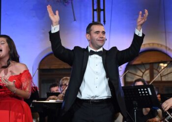 INTERVIU Andrei Tudor, compozitorul care colaborează cu Andreea Bocelli, Edvin Marton, Goran Bregovici,Pink și care a creat o marcă pentru Oradea ca urmare a prieteniei cu PS Episcopul Virgil Bercea