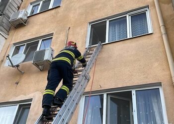 Se auzeau strigăte de ajutor. Bărbat salvat azi noapte după ce a căzut în apartamentul din Aleșd