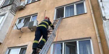 Se auzeau strigăte de ajutor. Bărbat salvat azi noapte după ce a căzut în apartamentul din Aleșd