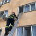 Se auzeau strigăte de ajutor. Bărbat salvat azi noapte după ce a căzut în apartamentul din Aleșd