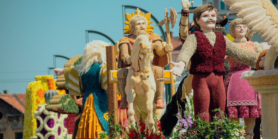 GALERIE. Parada carelor alegorice prin Oradea în ritmul Orchestrei Celor 100 de Viori din Budapesta