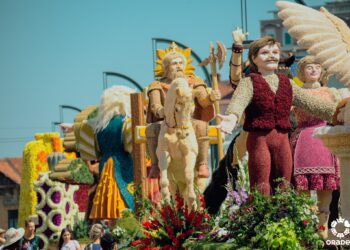 GALERIE. Parada carelor alegorice prin Oradea în ritmul Orchestrei Celor 100 de Viori din Budapesta