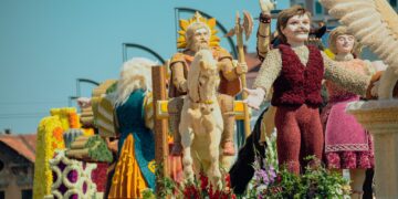 GALERIE. Parada carelor alegorice prin Oradea în ritmul Orchestrei Celor 100 de Viori din Budapesta