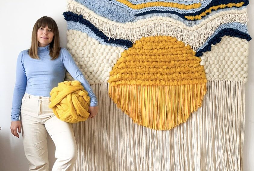 VIDEO. GALERIE. A lăsat un job la bancă pentru a face noduri. Își va prezenta macrame-urile la Casa Darvas