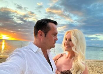 Un celebru primar, ce părea celibatar convins,  se însoară. Mireasa, studentă la Design