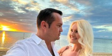 Un celebru primar, ce părea celibatar convins,  se însoară. Mireasa, studentă la Design