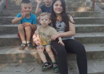 Patru copii, aflați în pragul abandonului școlar, au nevoie de noi