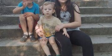 Patru copii, aflați în pragul abandonului școlar, au nevoie de noi