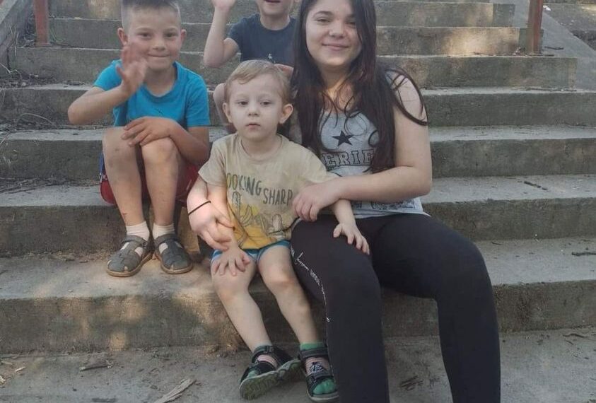 Patru copii, aflați în pragul abandonului școlar, au nevoie de noi