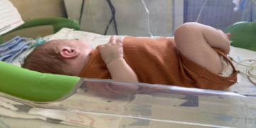 Micuțul Damir, aflat pe Terapie Intensivă la Neonatologie, dus cu Ambulanța Copiilor în germania, la operație