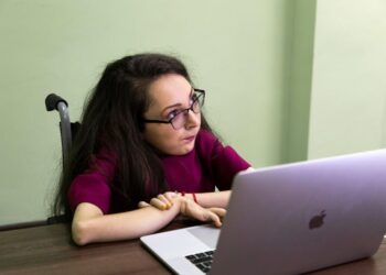 Lecție de viață: Dana Mierluț, tânăra care își poate folosi foarte puțin mâinile, e content și copywriter de meserie și face voluntariat