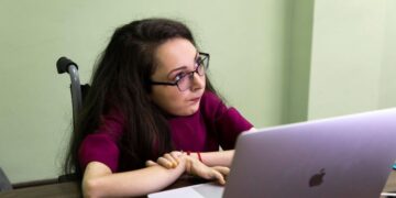 Lecție de viață: Dana Mierluț, tânăra care își poate folosi foarte puțin mâinile, e content și copywriter de meserie și face voluntariat