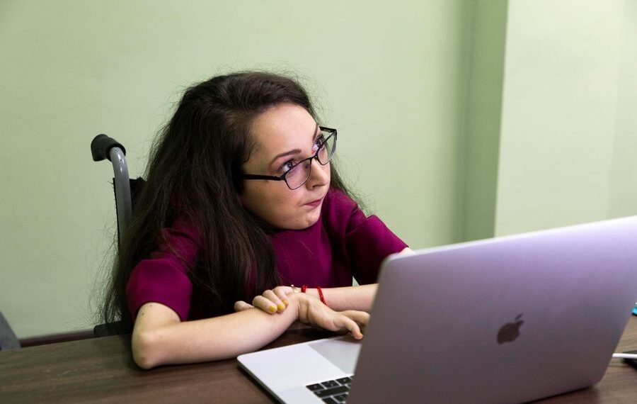 Lecție de viață: Dana Mierluț, tânăra care își poate folosi foarte puțin mâinile, e content și copywriter de meserie și face voluntariat