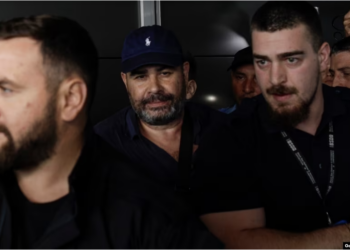 Primele imagini cu Darius Vâlcov extrădat din Italia sub pază