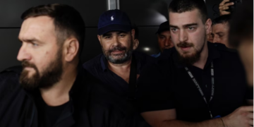 Primele imagini cu Darius Vâlcov extrădat din Italia sub pază