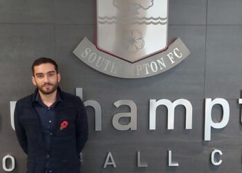 A antrenat 8 ani în Anglia și 6 luni la CAO Oradea. Dragoș Căvășdan,cel mai tânăr antrenor principal din România la seniori: Nu mai calc aici în următorii mulți ani…E teribil ce se întâmplă