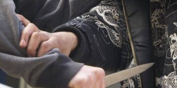 O profesoară de matematică și-a înjunghiat fiul și s-a aruncat sub tren