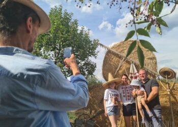 Dorin Negrău, singurul designer român de la New York Fashion Week,  dă startul Grâu Fest în casa bunicii din Husasău de Tinca