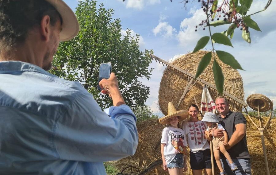 Dorin Negrău, singurul designer român de la New York Fashion Week,  dă startul Grâu Fest în casa bunicii din Husasău de Tinca