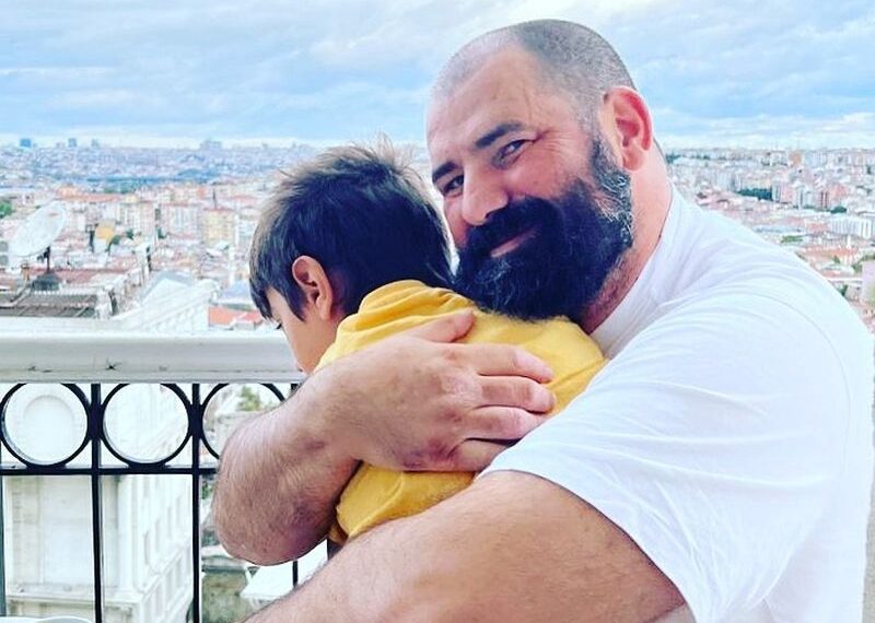 Celebrul chef Adi Hădean, care a stat 7 ani la Oradea unde a avut și un restaurant, trece prin momente grele cu copilul. „100 de zile în care abia respiră„