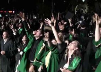 O mamă a absolvit Facultatea de Medicină alături de fiul ei. A fost șefă de promoție