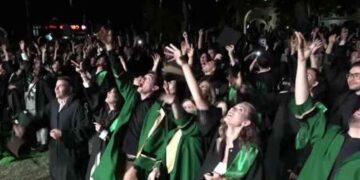 O mamă a absolvit Facultatea de Medicină alături de fiul ei. A fost șefă de promoție