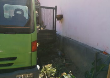 Moarte cumplită. Un bărbat a fost captiv între între bena unei autobasculante de transport nisip și peretele unei case