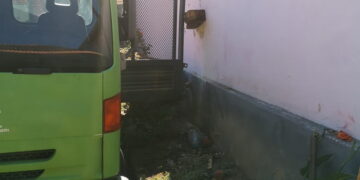 Moarte cumplită. Un bărbat a fost captiv între între bena unei autobasculante de transport nisip și peretele unei case