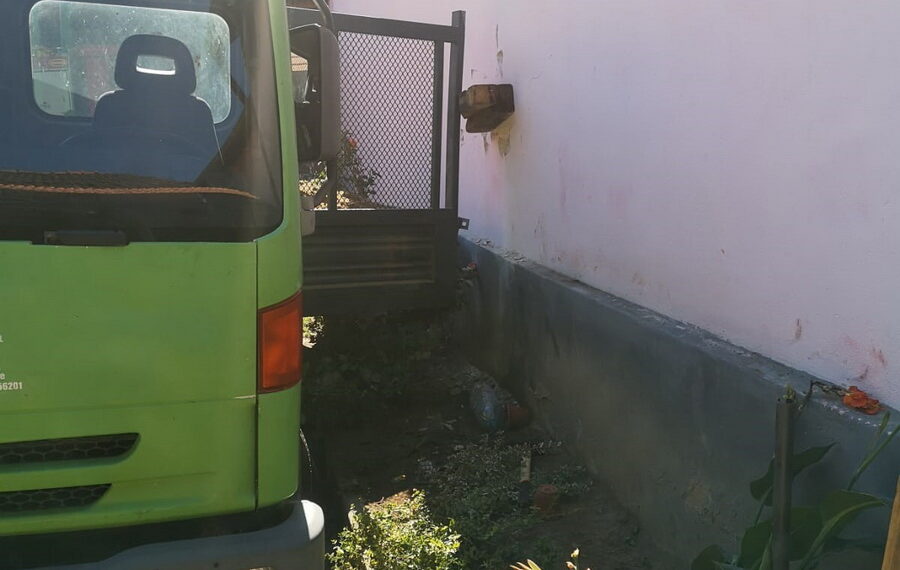 Moarte cumplită. Un bărbat a fost captiv între între bena unei autobasculante de transport nisip și peretele unei case