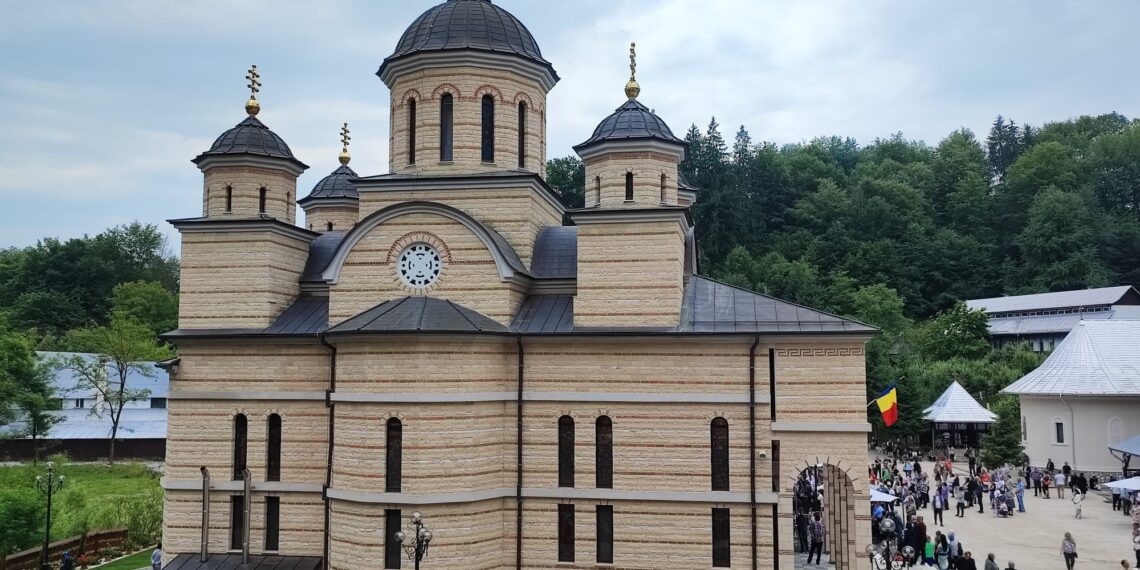 Mii de pelerini așteptați la Mănăstirea Izbuc