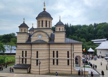 Mii de pelerini așteptați la Mănăstirea Izbuc