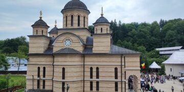 Mii de pelerini așteptați la Mănăstirea Izbuc