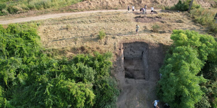 Vor să identifice, la Sântion ,nivelul cel mai vechi de aşezare umană din Epoca bronzului. Caută rămăşiţele mănăstirii benedictene din secolul al XIII-lea