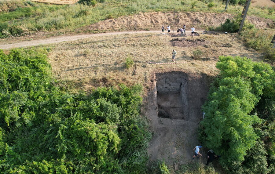 Vor să identifice, la Sântion ,nivelul cel mai vechi de aşezare umană din Epoca bronzului. Caută rămăşiţele mănăstirii benedictene din secolul al XIII-lea