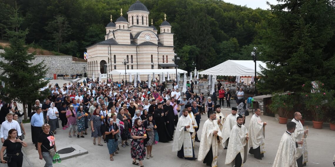 În perioada în care se spune că oamenii nu îmbătrânesc sunt așteptați la Mănăstirea Izbuc. Adormirii Maicii Domnului este și hramul principal al mănăstirii
