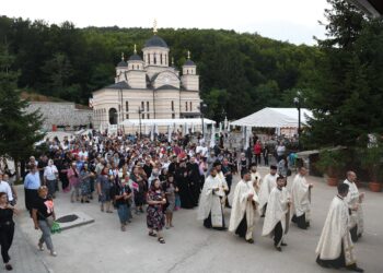În perioada în care se spune că oamenii nu îmbătrânesc sunt așteptați la Mănăstirea Izbuc. Adormirii Maicii Domnului este și hramul principal al mănăstirii