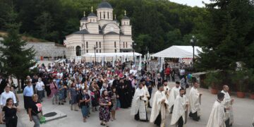În perioada în care se spune că oamenii nu îmbătrânesc sunt așteptați la Mănăstirea Izbuc. Adormirii Maicii Domnului este și hramul principal al mănăstirii