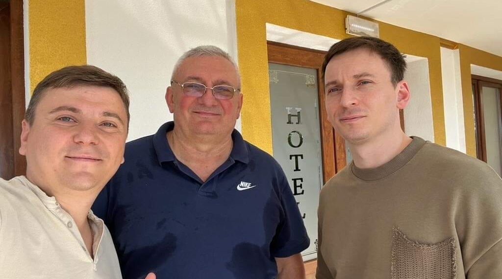 Denis Roabes, vedeta de la The Motans, întâmpinat ca un star, de doi primari la Aleșd. Promite un concert de vis de la ora 22