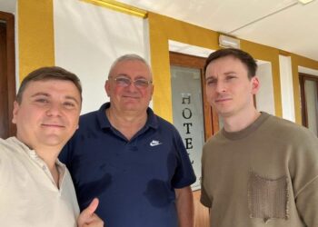 Denis Roabes, vedeta de la The Motans, întâmpinat ca un star,  de doi primari la Aleșd. Promite un concert de vis de la ora 22