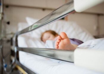 Fată de 19 ani, opărită de două asistente medicale. Au deschis dosar penal