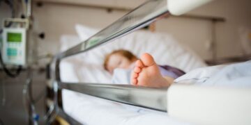 Fată de 19 ani, opărită de două asistente medicale. Au deschis dosar penal