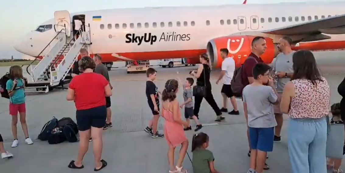 VIDEO. Scandal mare. Clienții unui charter Oradea-Hurghada dați jos pe Aeroportul Oradea de pilotul ucrainean. Unii au leșinat