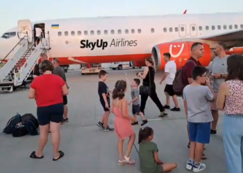 VIDEO. Scandal mare. Clienții unui charter Oradea-Hurghada dați jos pe Aeroportul Oradea de pilotul ucrainean. Unii au leșinat