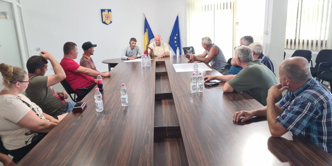 GALERIE. Se deschide piața din Oșorhei în curtea Primăriei. Doar producătorii locali vor vinde. Pregătiri pentru piața de 7 milioane de lei